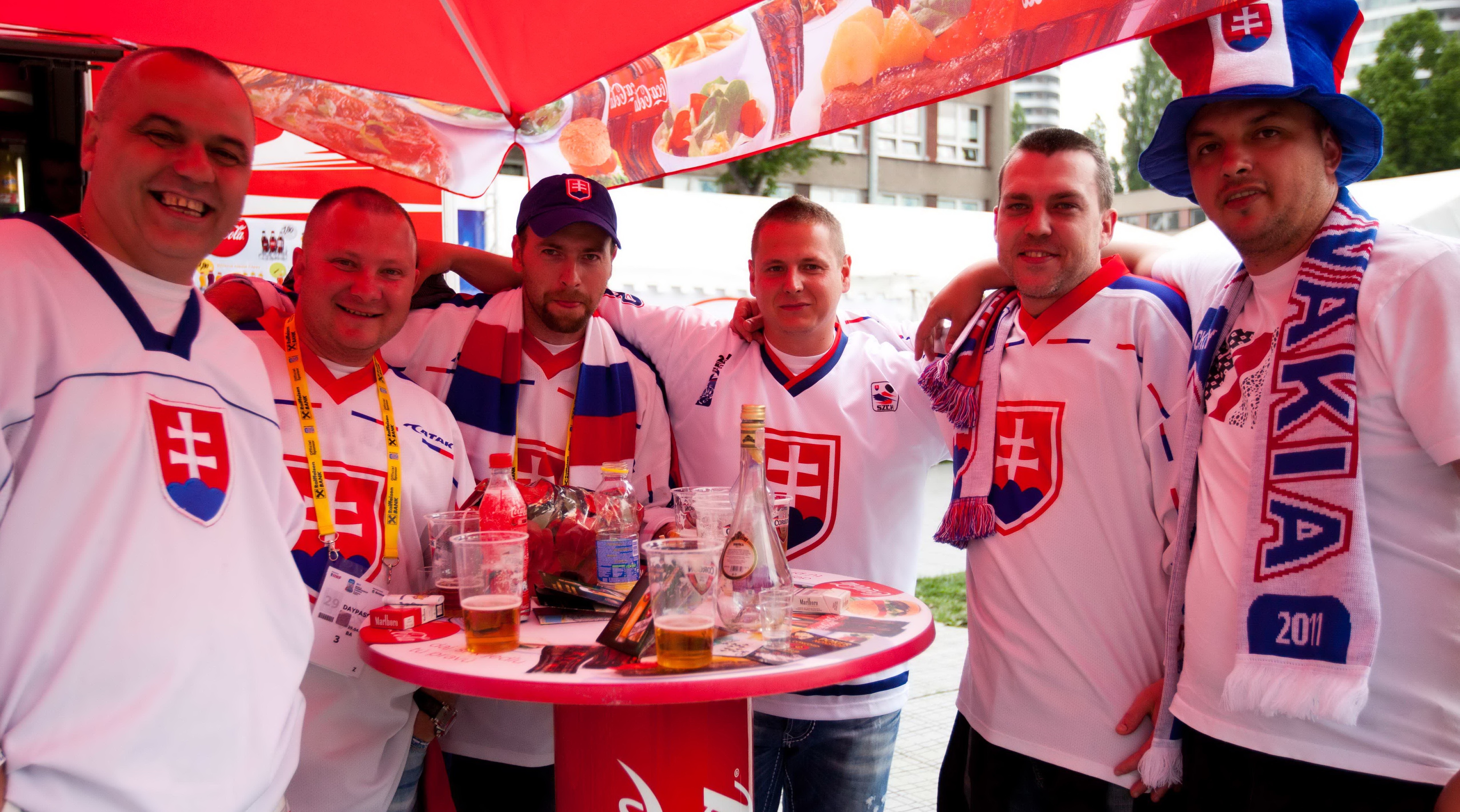 Slovenskí fanúšikovia vo Fun zóne, pred zápasom zápasu základnej skupiny Slovensko – Slovinsko